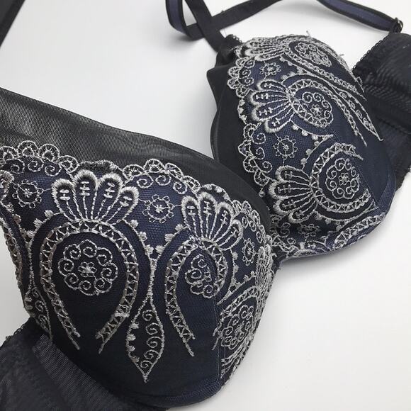 Triumph Blue Floral Embroidered Bra w Mesh Detail Sz 32C - Picture 1 of 5